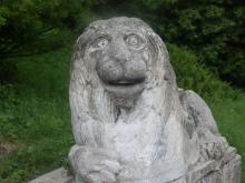 Скульптура лева, що посміхається